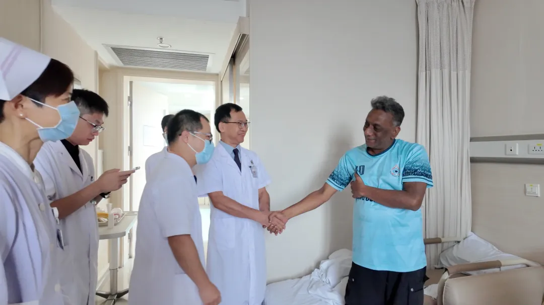 FIMC urology team greeting Bangladeshi patient after Da Vinci kidney-sparing surgery