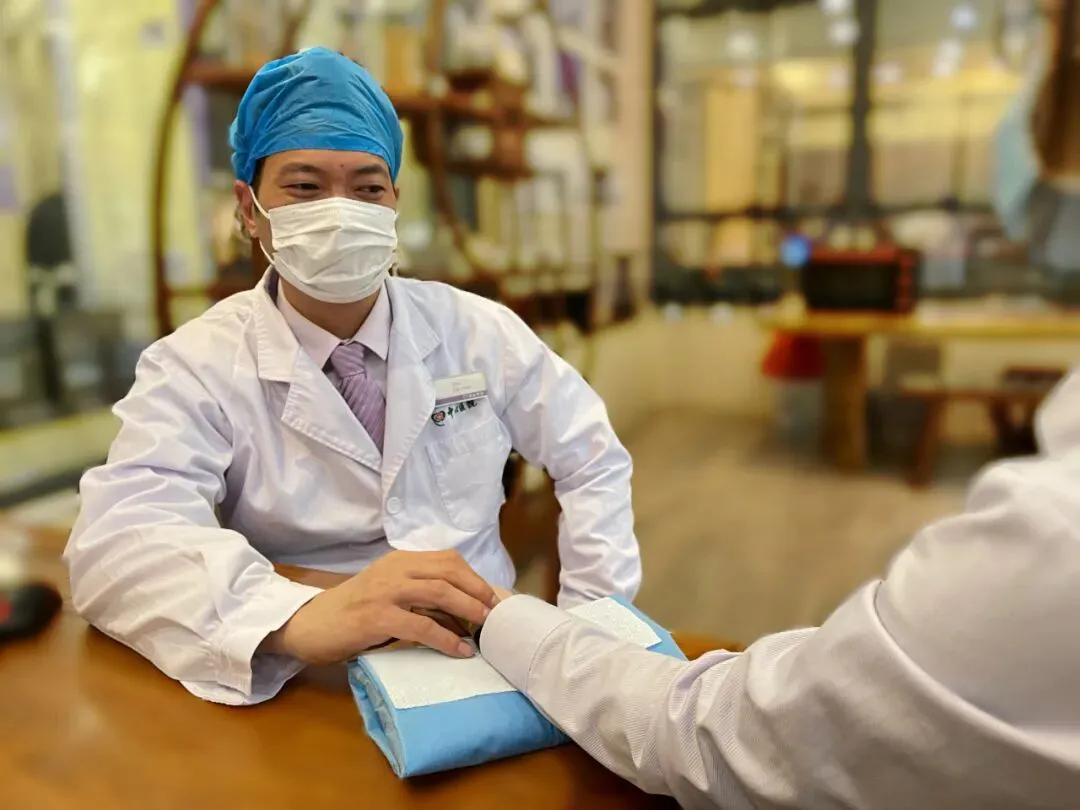 Foshan Chancheng Hospital TCM practitioner taking pulse during overseas patient consultation