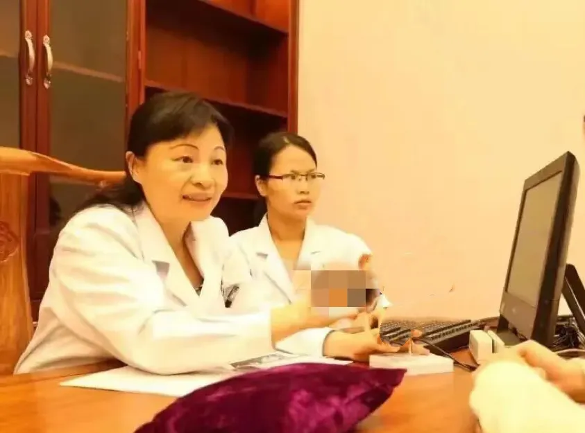 TCM doctors at Foshan Chancheng Hospital discussing diagnosis with overseas patient