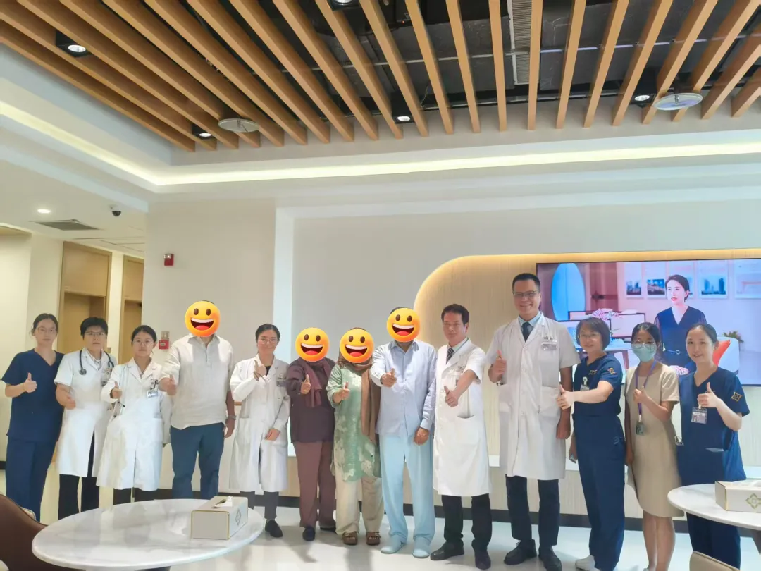 Overseas patient and family with Foshan Chancheng Hospital TCM and international care team