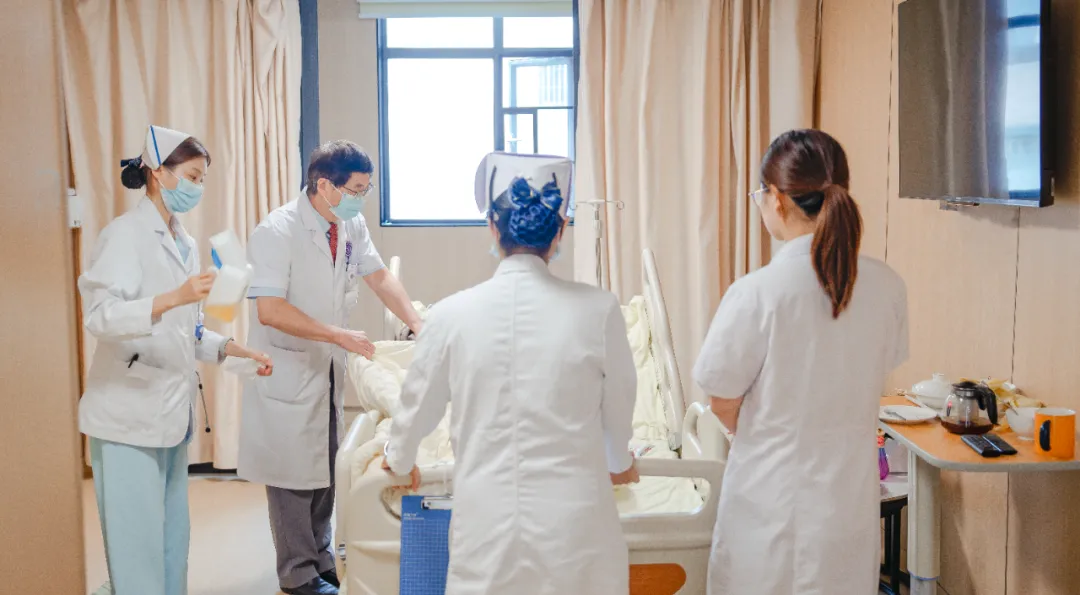 Professors and nursing staff prepare the VIP ward ahead of the patient's admission