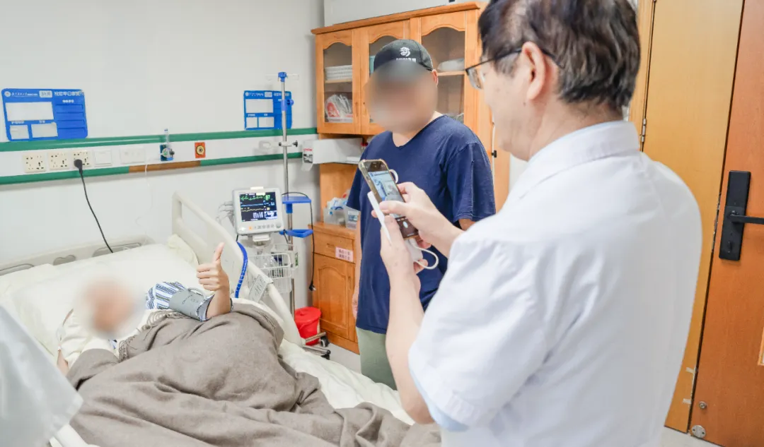 The patient gives a thumbs-up after T-cell collection at Foshan Chancheng Hospital