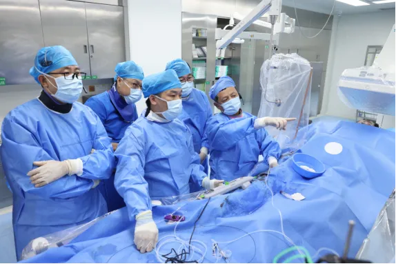 Foshan Chancheng Hospital cardiology team performing coronary orbital atherectomy under angiographic guidance